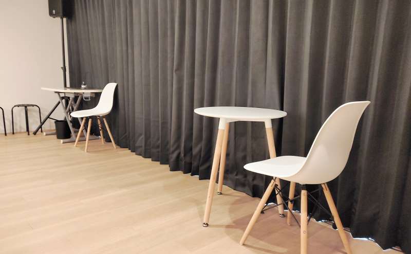 シンプルなインテリアで木の床が映えるSTUDIO。