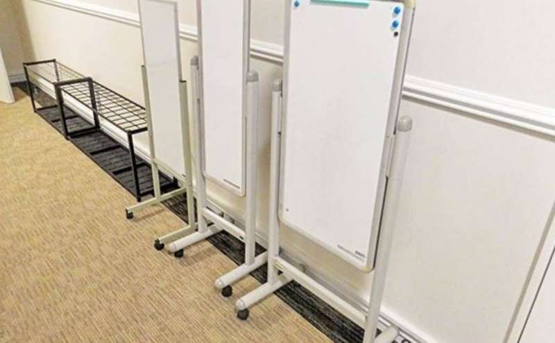 廊下やエントランスに看板を設置できます