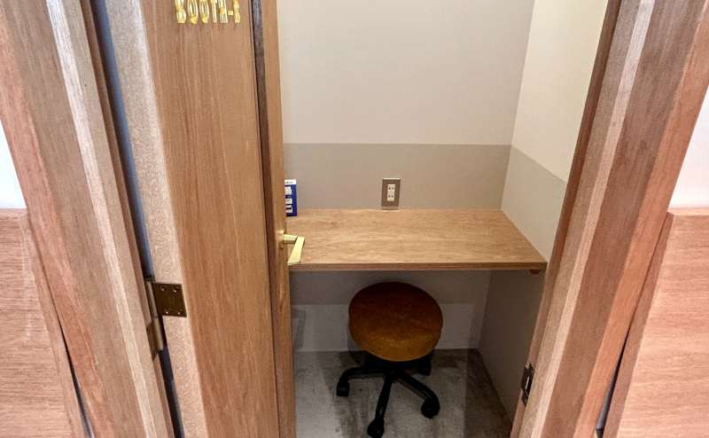 【個室なので、Web会議や電話など声出し可能です※大音量での会話やスピーカー再生はNG※】 - 錦糸町 ロジコーヒー、 BOOTH-Bの写真