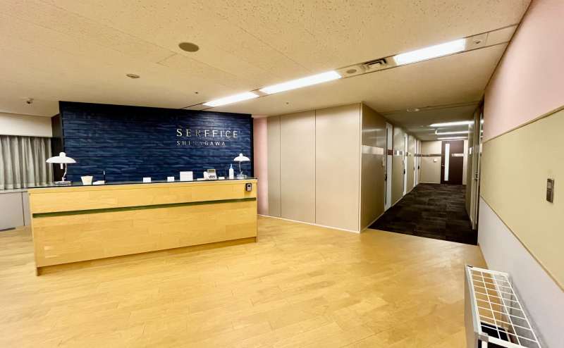 【会議室は右手にござます。（レセプションは2025年1月より無人運営です）】