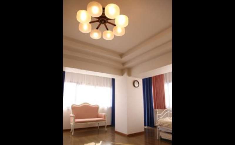 ピンクのソファとベッドのあるメインフロアです