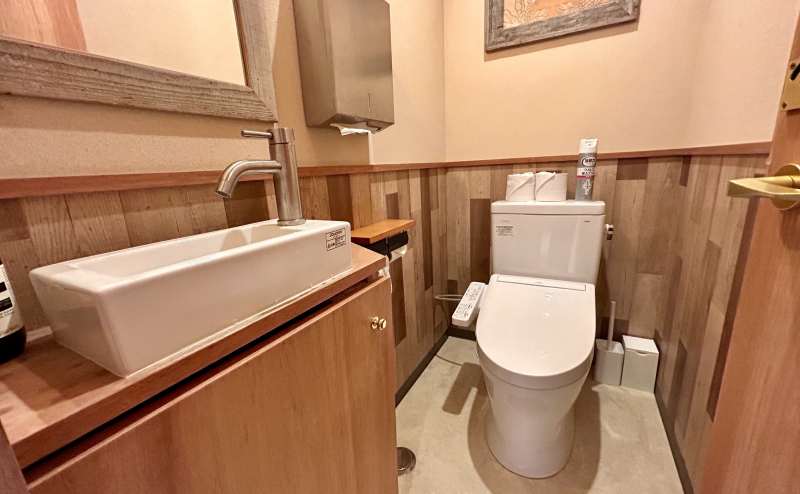 【お手洗いは洋式2つございます】 - 錦糸町 ロジコーヒー、 Meeting Roomの写真