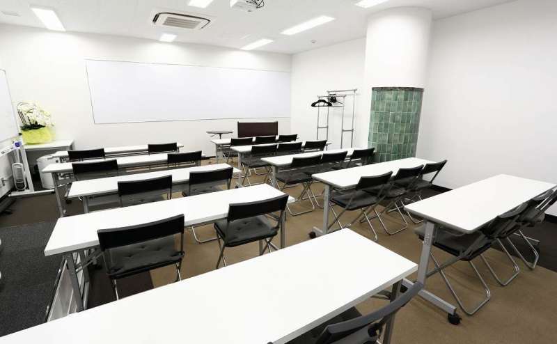 最大で25名　演台、ホワイトボード1、スクリーンなし壁写し