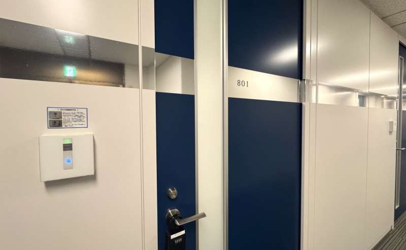 ご予約の部屋まで進みドアノブにあるキーボックスよりカードキーをお取りの上、SECOMセンサーに当ててオートロックを解除ください