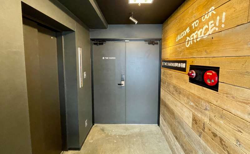 【エレベーターで８階まで上がると、目の前に「TIME SHARING」と書かれた共通扉があります】 - TIME SHARING 田町赤羽橋 8Cの写真