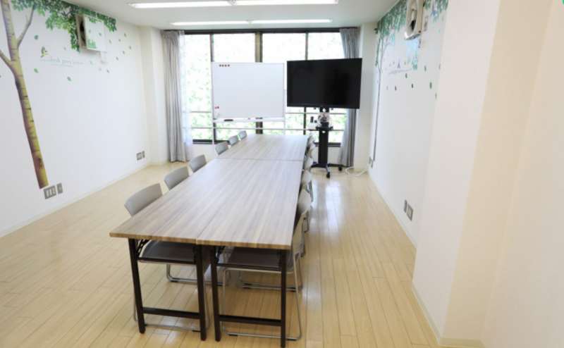 レイアウト変更は自由です。島型レイアウトでグループワークも。Wi-Fi完備です