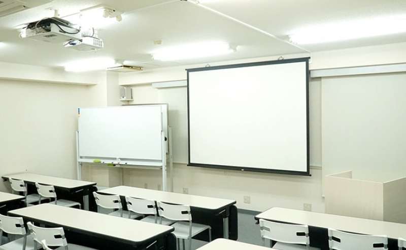 プロジェクターは天井設置、100インチスクリーン、ホワイトボード、演台となります