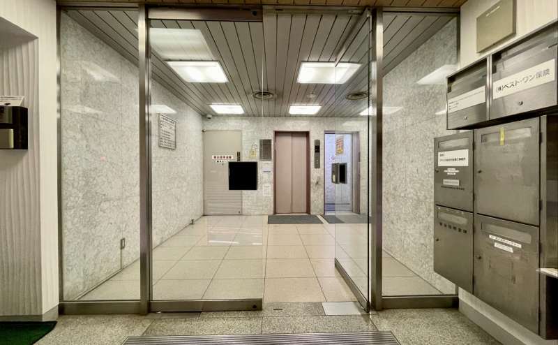 【正面入口から入ってすぐ目の前にエレベーターがあります。９階までお上がりください】 - TIME SHARING 新宿9Bの写真