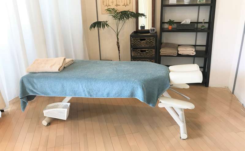 施術ベッド-頭部の高さのみ調整可能タイプです。施術用椅子1脚が付属しています