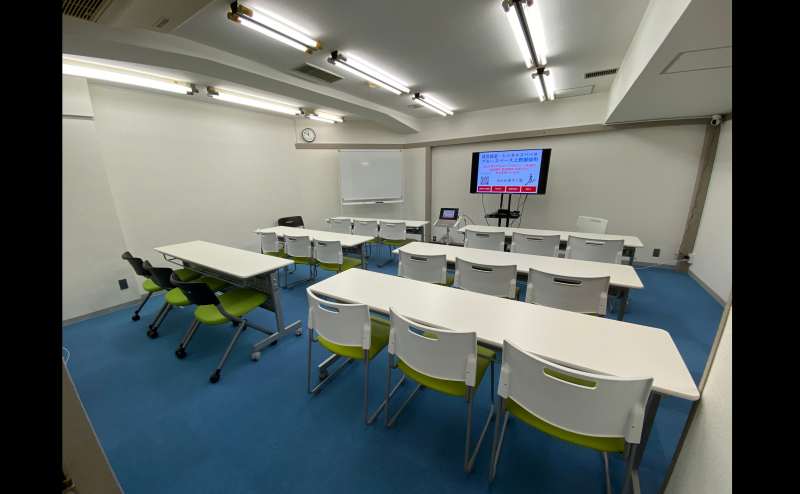 最大18人が座れます！（椅子は最大20脚） 広々使えるのでコロナ禍でも密回避が可能。 また、地下ですが吸気と排気ができるため空気が循環されますので、通常の部屋よりも空気循環率は高いです。 広々利用する