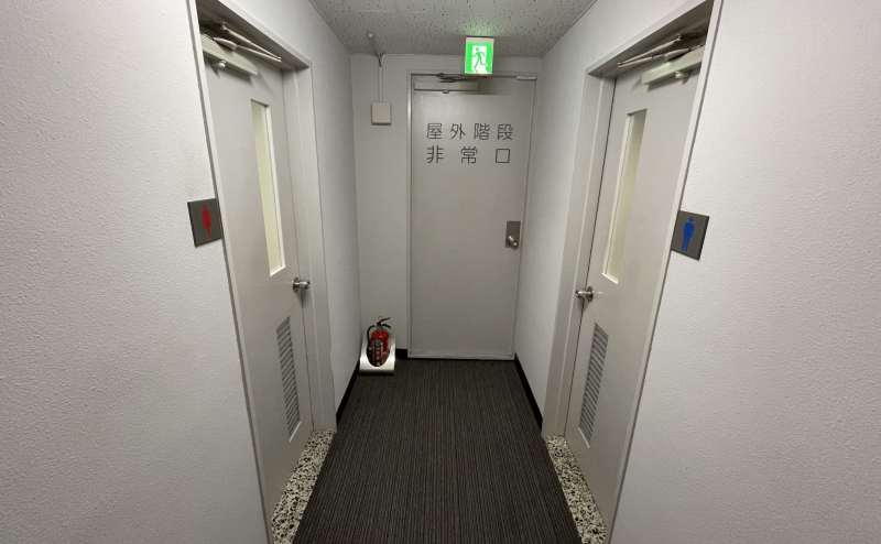 【7階共用部の廊下を突き当りまで進むと男女別トイレがあります】