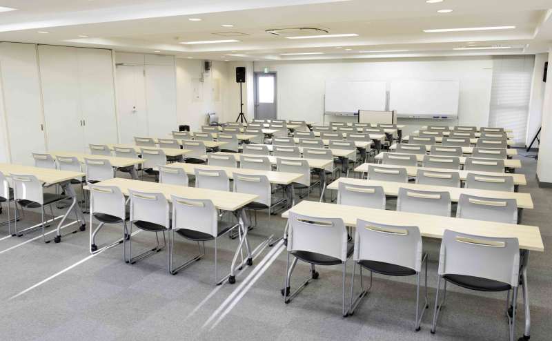 会議室内の様子。後方窓側より。