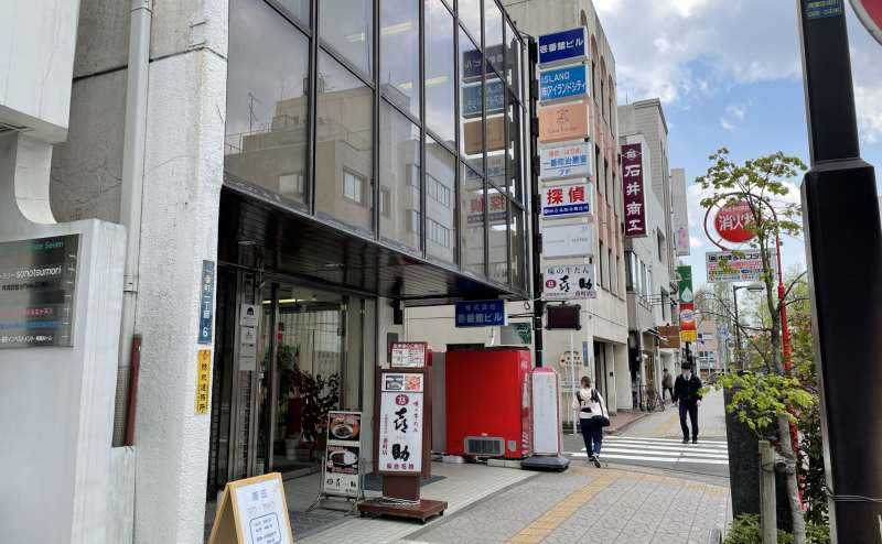 ビルの入口になります。