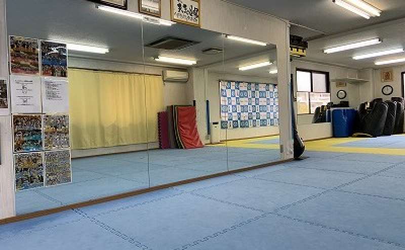 110㎡の広さ　側面鏡張り　床はジョイントマットを敷いています