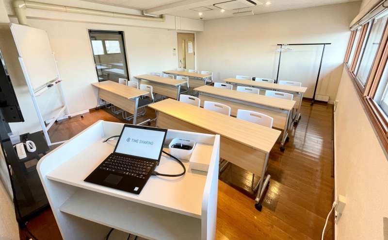 【モニターへは司会台に伸びているHDMIケーブルを繋ぐだけなので簡単♪】 - TIME SHARING 四谷8Cの写真