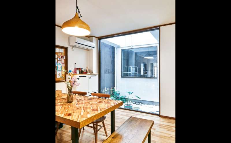 大きな窓が開放的な明るい室内