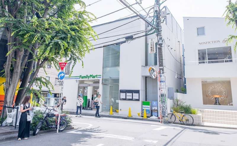 外観｜代官山駅中央改札を出たら、正面に見えるファミリーマートの入ったビルの２階フロアが当スペースになります