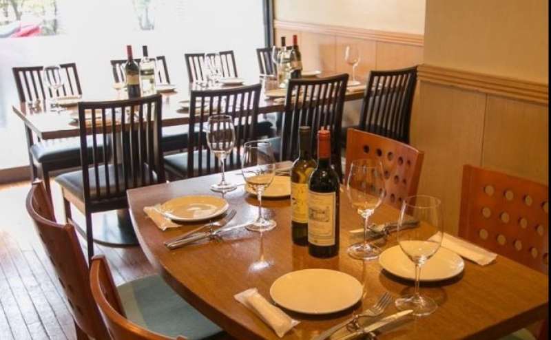 窓の近くの明るいテーブル