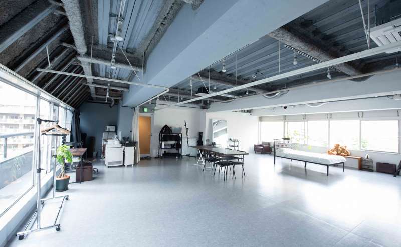 南北の大きな窓から安定した自然光が入ります。特に北側（写真右側）で撮る人が多いです。