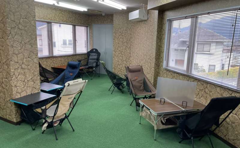 エアコン設置しています。テーブルやチェアは自由に移動して構いません。