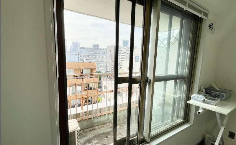 【窓を開けて換気可能です】 - TIME SHARING 新宿御苑前 オリエント新宿1001の写真