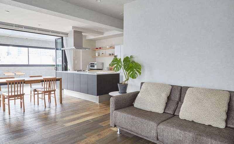 4階リビング、ソファ