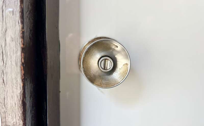 【ご退出時は、内側のロックを押して扉を閉めることで施錠ができます】 - TIME SHARING 渋谷道玄坂 阿部ビル 3Fの写真