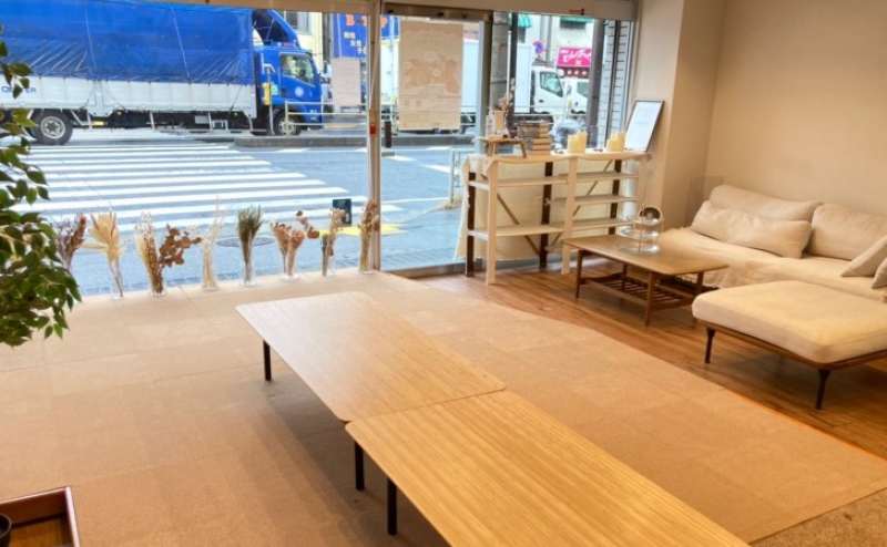 店内約半分の20.7平米が柔らかい床の小上がりスペースになってます。