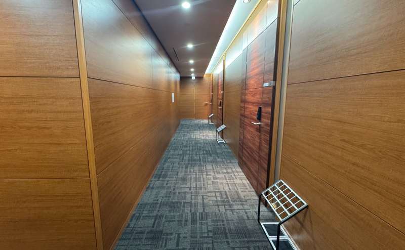 【角を曲がり、すぐ手前の会議室がRoom.4になります。】