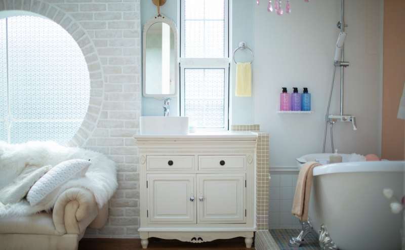 バスルームにマグネット壁有り(マグネットシートの磁力を利用してマグネットアイテムを壁面に穴をあけることなく取付けが可能。