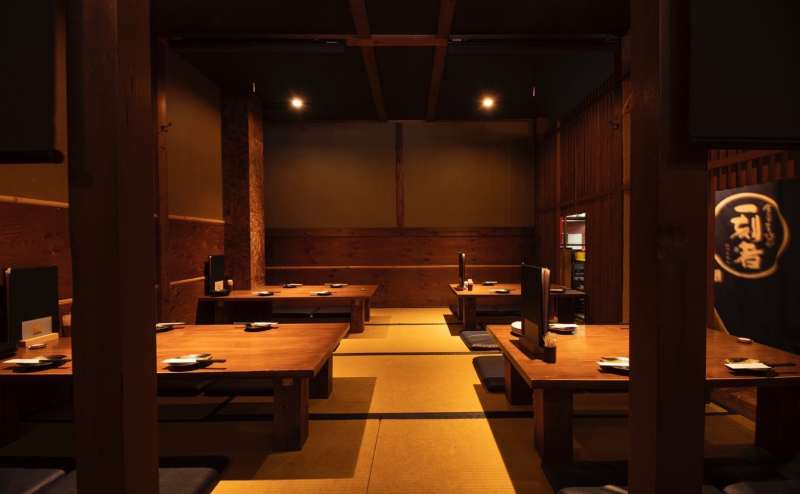 御座敷のテーブルはつなげることも可能です
