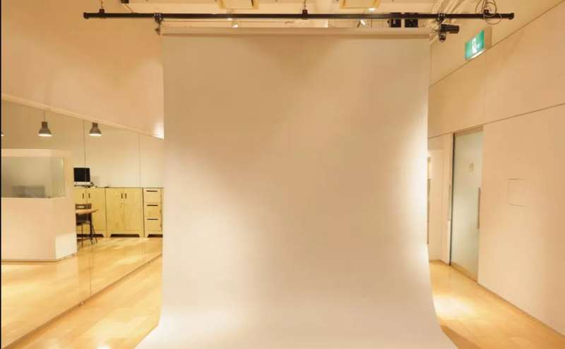 バックペーパーもカラー豊富に取り揃えました。一式でレンタル（有料）しています