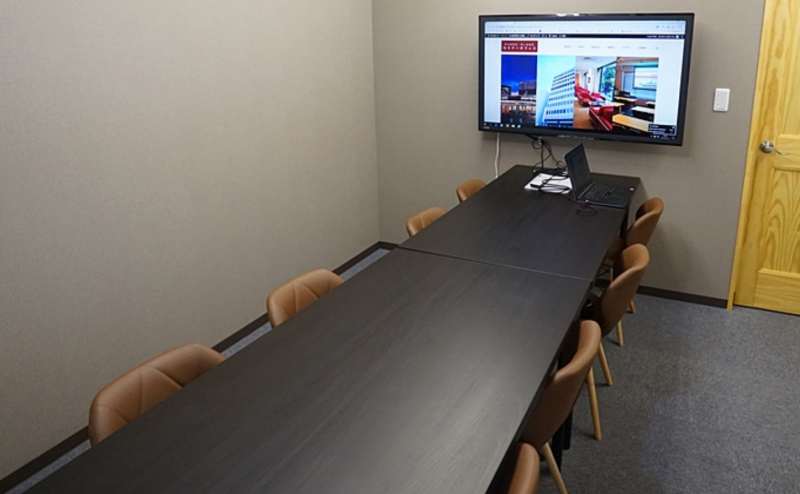 ゲスト用机で対面型のレイアウト。大切なお客様をお迎えするのにぴったりのコンパクトサイズ