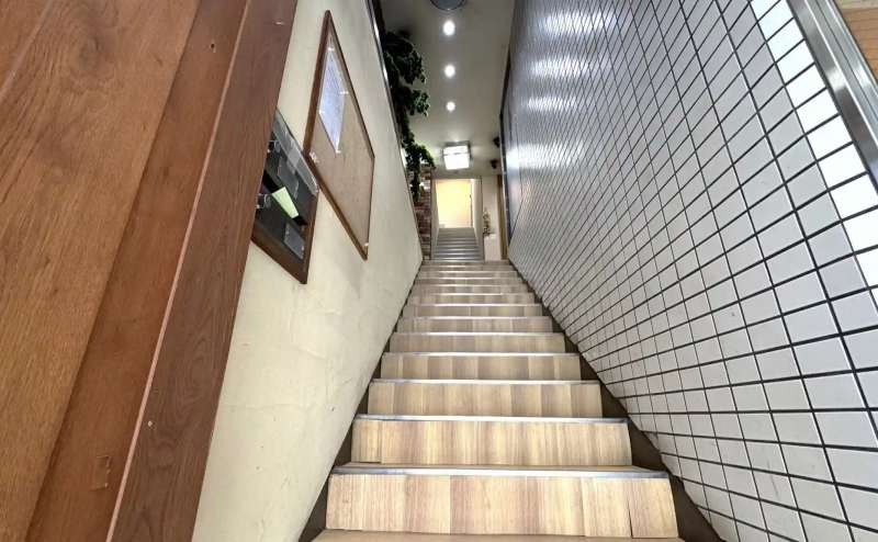 【階段で3階までお上がりください】
