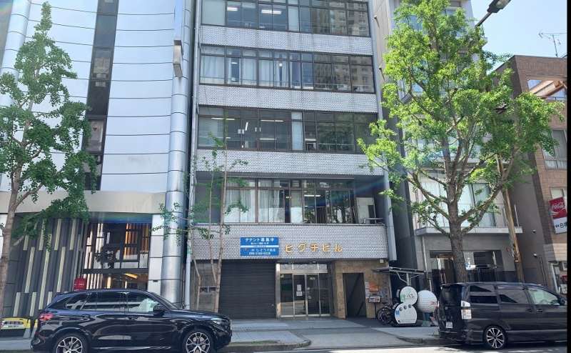 中央大通沿いで視認性のあるビルです。