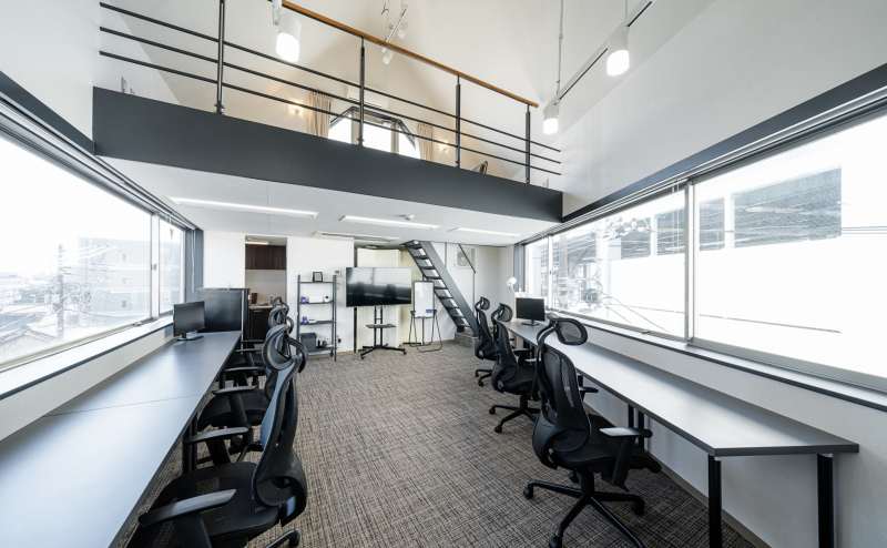 ご利用内容や使用人数に合わせてご自由にお使いいただけます。最大14名様収容可能。着席10名様