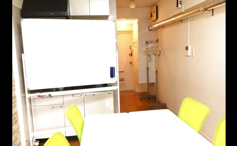 室内からドア側を見た様子です。完全個室です。土足でお入りください