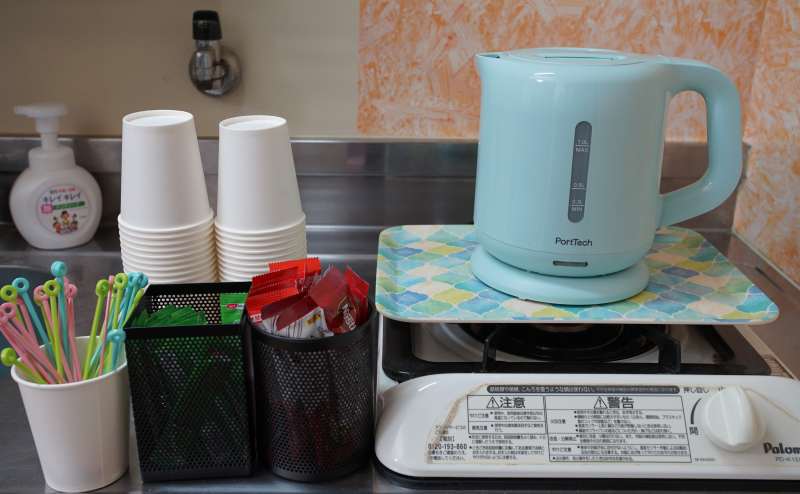 電気ケトルでお茶やコーヒーなどご自由にお使いください。