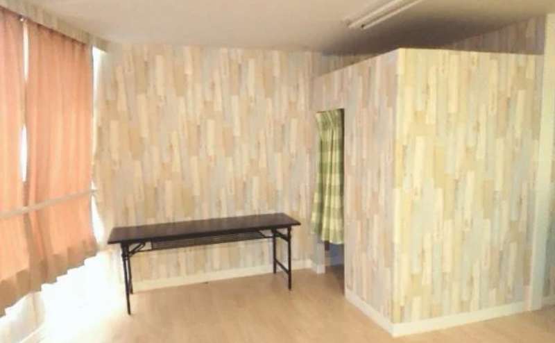 向かって右手に更衣室がございます。ご自由にご利用ください