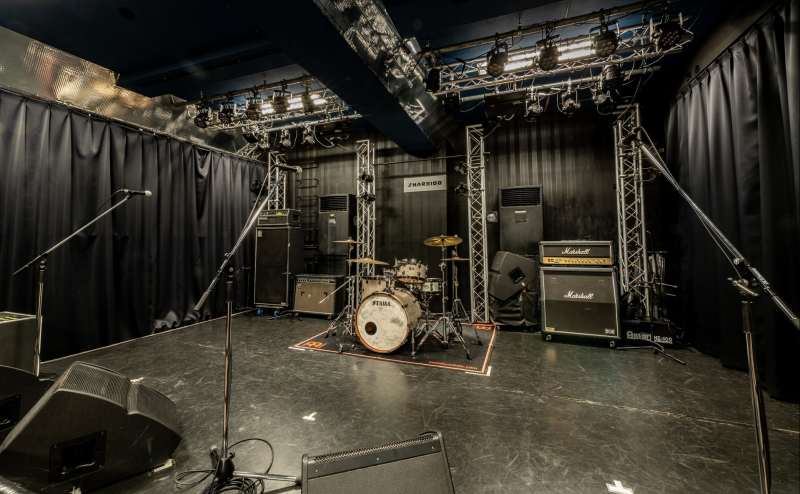 バンドのリハーサルは本格的なステージで