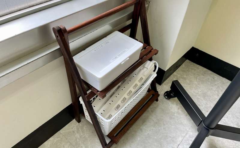 【ホワイトボードマーカーの予備・延長コードは、モニター近くのラックに置いています】 - TIME SHARING 秋葉原 和泉ビル201の写真