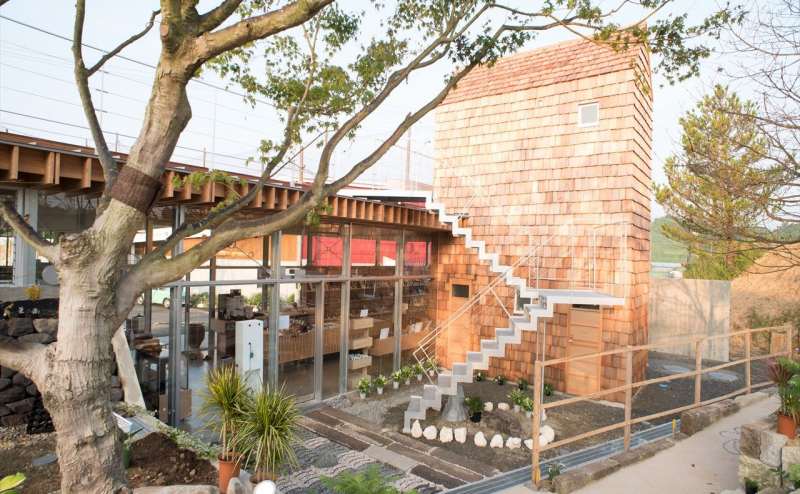 ここマルシェ屋上のぼり階段