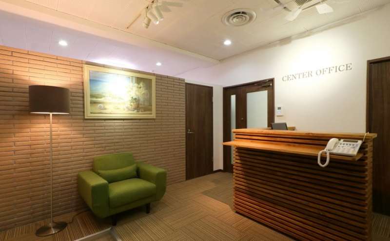 落ち着いた雰囲気の受付。スタッフが常駐しています