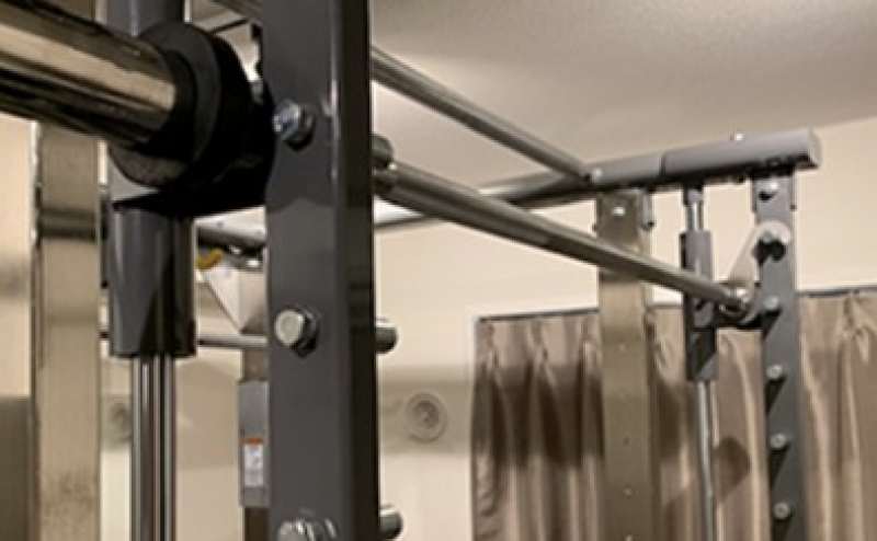 パワーラックはタフスタッフ社製、スミス付きで安全です