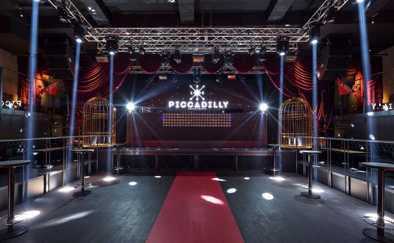 世界最高峰の演出装置と音響照明システムを導入。 今までに無い世界観の表現や感動の演出、圧巻のパフォーマンスを体感して頂けます。 [劇場型エンターテインメント]という新しいパーティースタイルを是非お楽し