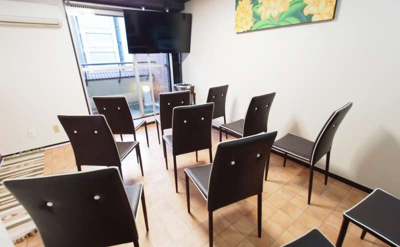 椅子をモニターに向けた鑑賞会、セミナー向けレイアウト。モニターは地上波対応。