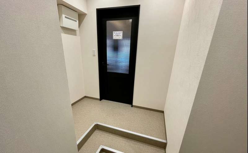 【外扉から入るとすぐ目の前に会議室入口がございます。内鍵を使ってご入室ください。】 - TIME SHARING 新宿御苑前 壱丁目参番館8Bの写真