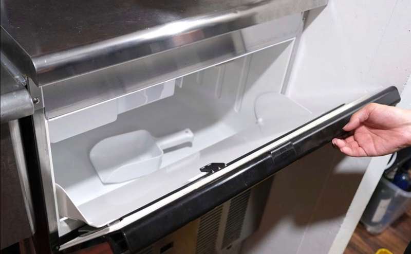 自動で氷が生成されます。