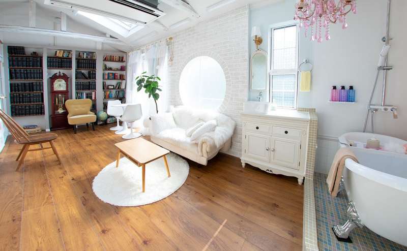 アンティークスタジオ　アンティークドア　円形窓はからは自然光が差し込みます。