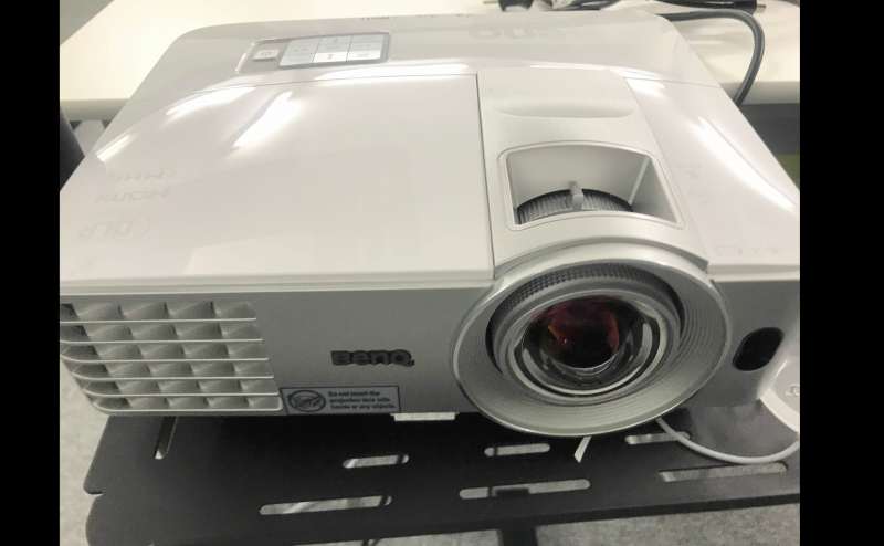 【備品】BenQプロジェクター（単焦点）レンズ側